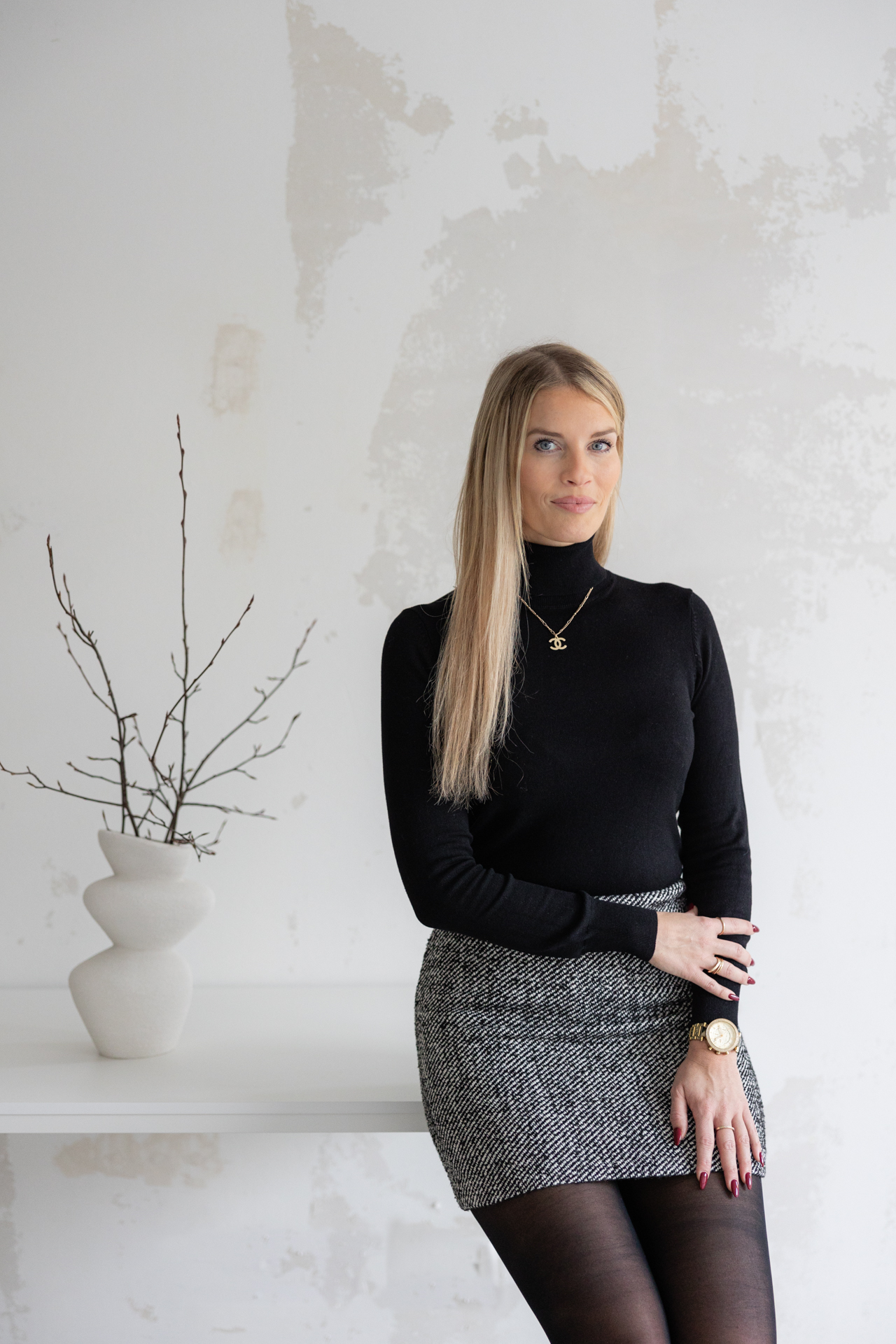 Business Frau vor heller Wand mit moderne Vase im Büro. 