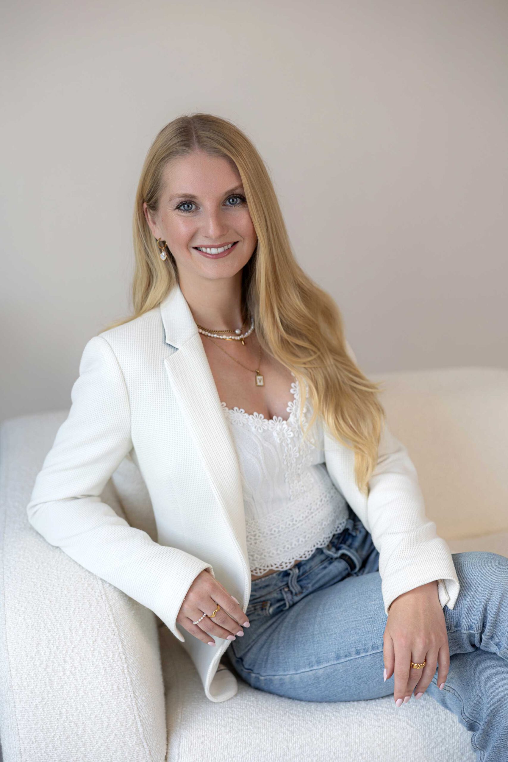 Viktoria, Gründerin von VILOU, dem Schmuckunternehmen aus Heidelberg, bei mir im Studio für Personal Branding Fotos