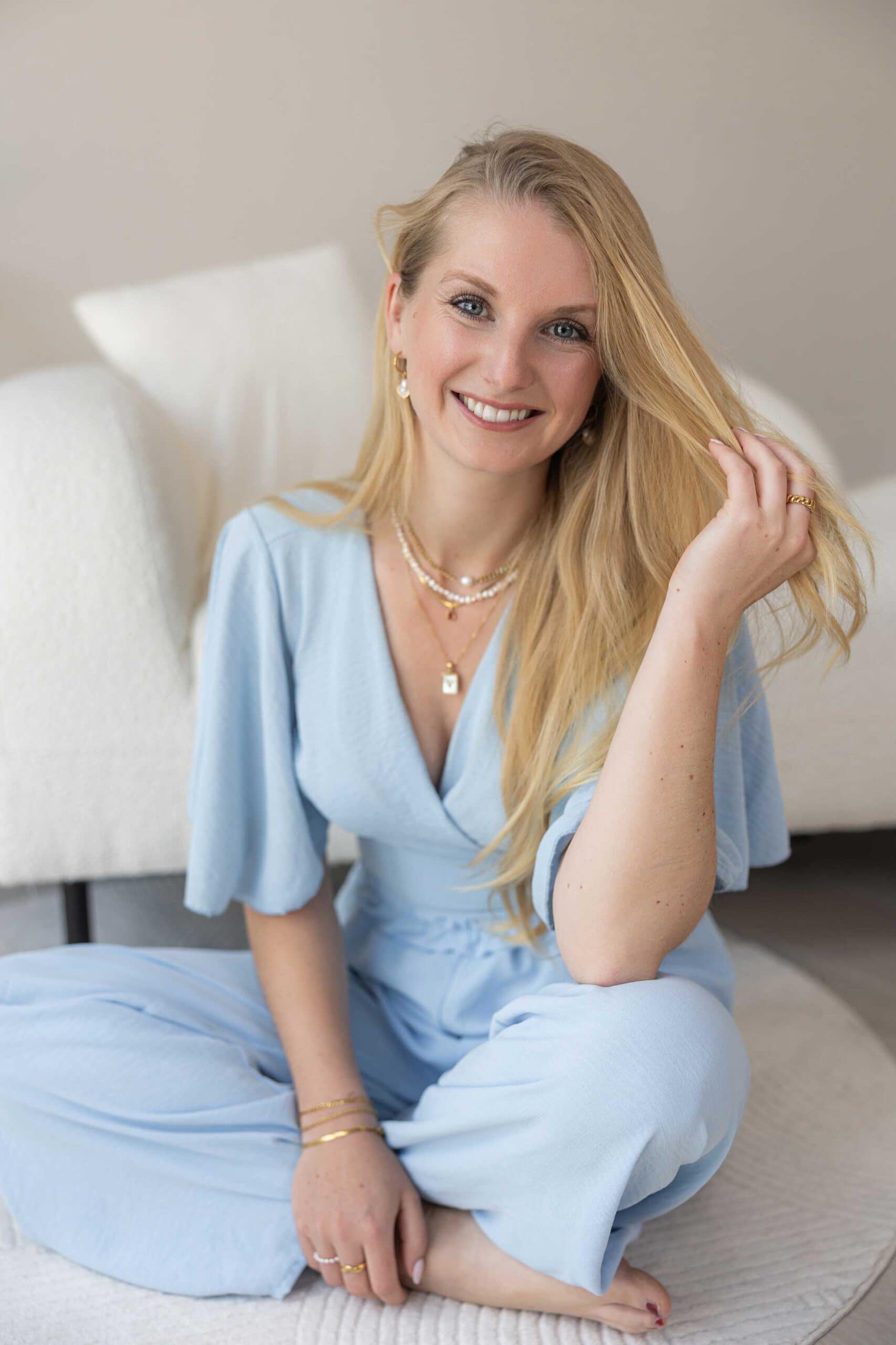 Viktoria, Gründerin von VILOU, dem Schmuckunternehmen aus Heidelberg, bei mir im Studio für Personal Branding Fotos
