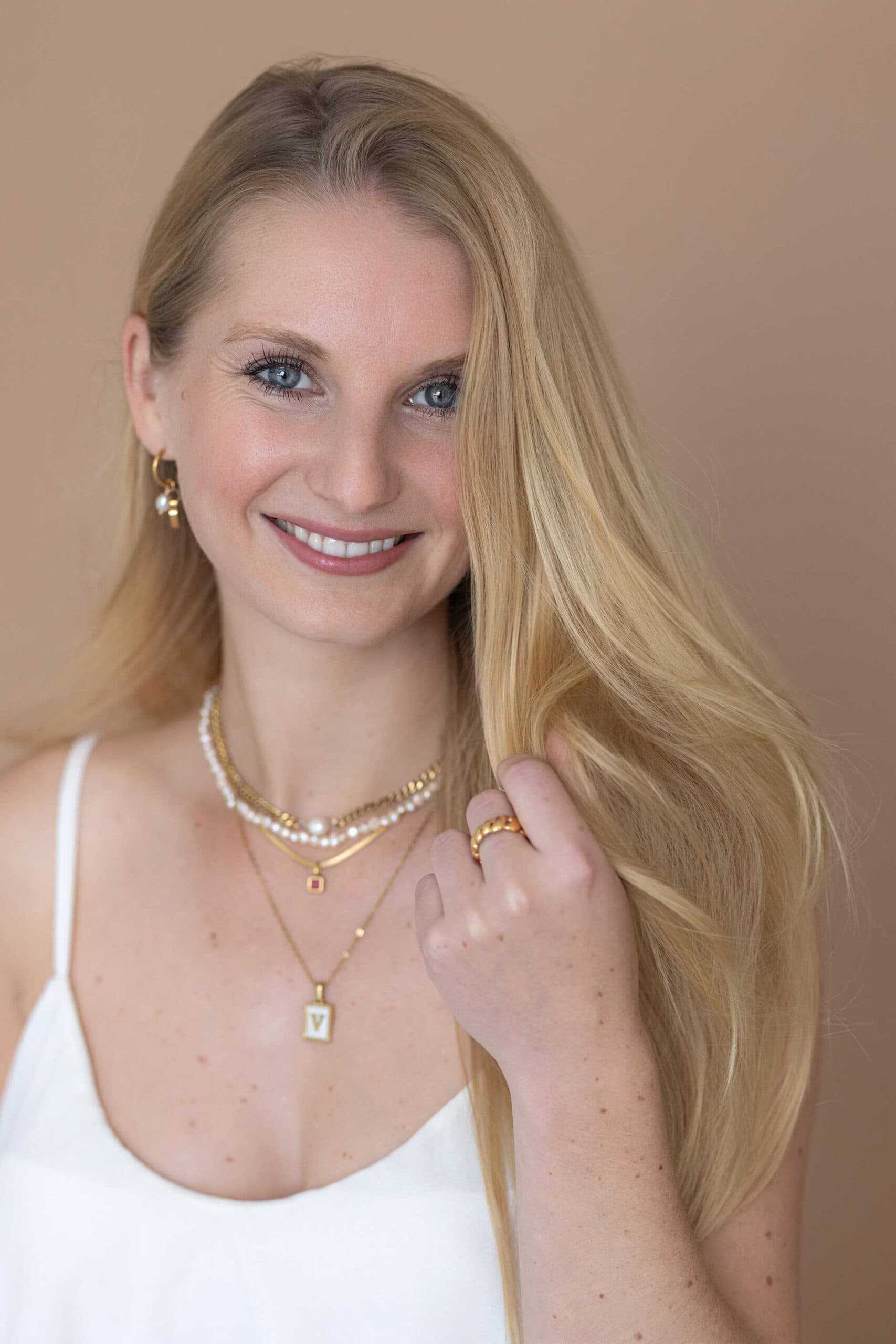 Viktoria, Gründerin von VILOU, dem Schmuckunternehmen aus Heidelberg, bei mir im Studio für Personal Branding Fotos